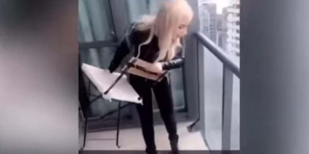 Ξανθιά πετάει καρέκλα από το μπαλκόνι πολυώροφου κτιρίου και γίνεται viral [βίντεο]
