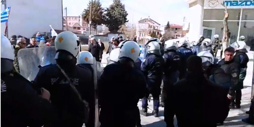 Επεισόδια και αποδοκιμασίες σε Γεροβασίλη στην Πτολεμαΐδα – Ένας τραυματίας διαδηλωτής [βίντεο]