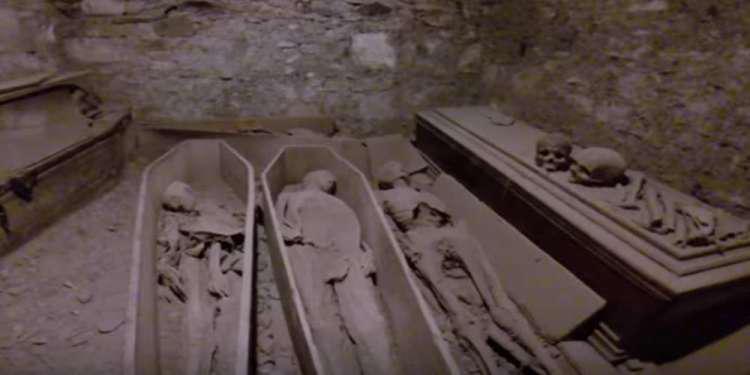 Ιερόσυλοι έκλεψαν το κεφάλι μούμιας 800 ετών από κρύπτη εκκλησίας [βίντεο]