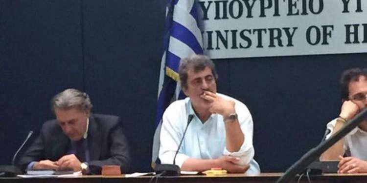 Ο Πολάκης απαντά στον Επίτροπο της ΕΕ για το τσιγάρο: Θα το κόψω όταν θέλω ok guy?