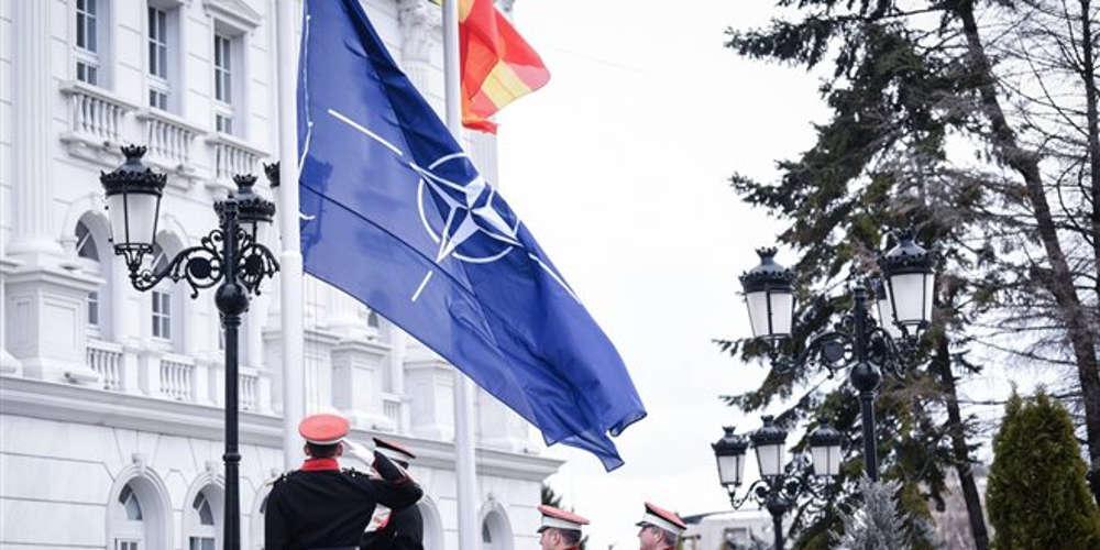 Η σημαία του NATO κυματίζει στα Σκόπια, σε αναμονή της ρηματικής διακοίνωσης