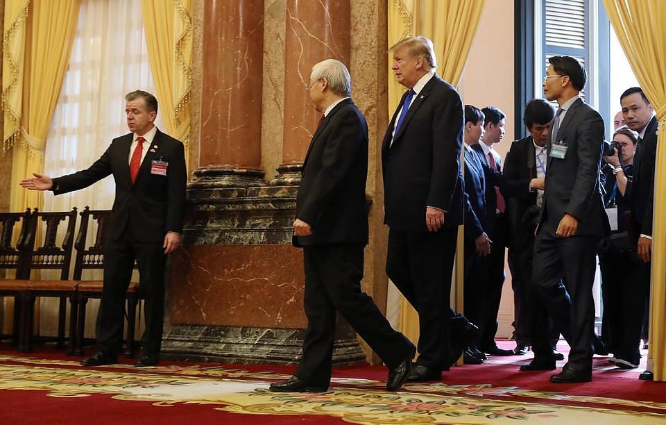 Ο Ντόναλντ Τραμπ συναντά τον Κιμ Γιονγκ Ουν στο Ανόι [εικόνες & βίντεο]