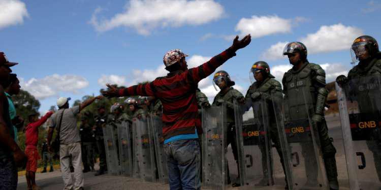 Καταρρέει η Βενεζουέλα του Μαδούρο: Αυτομόλησαν 13 στρατιωτικοί - Φτάνει η ανθρωπιστική βοήθεια