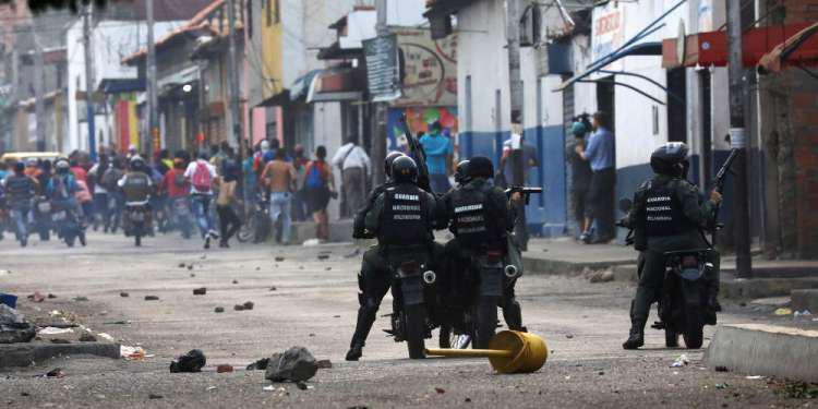 Χάος στη Βενεζουέλα: Τεθωρακισμένο παρέσυρε διαδηλωτές, αξιωματικός τραυματίστηκε από σφαίρα