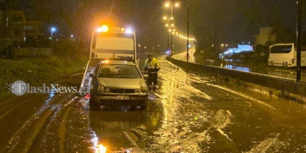 Χαμός στα Χανιά από την κακοκαιρία: Εγκλωβίστηκαν οδηγοί από τις βροχές [βίντεο]