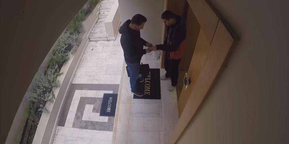 Έλληνες youtubers έδωσαν 1.000 ευρώ φιλοδώρημα σε ντελιβεράδες [βίντεο]