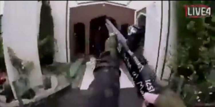 Βίντεο-ντοκουμέντο: Η στιγμή που οι αστυνομικοί συλλαμβάνουν τον μακελάρη της Νέας Ζηλανδίας