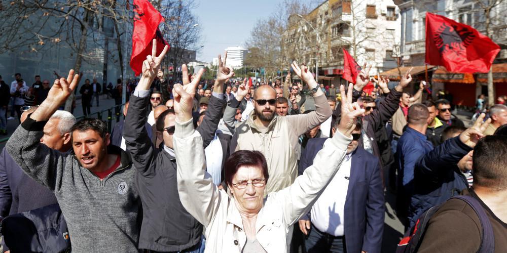 Νέες συμπλοκές διαδηλωτών της αντιπολίτευσης με την αστυνομία στην Αλβανία