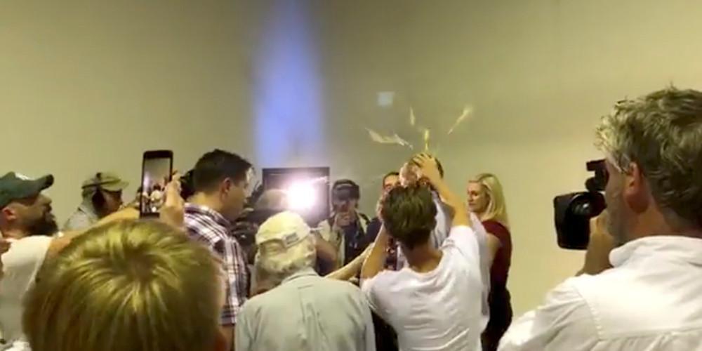 Γερουσιαστής στην Αυστραλία χαστούκισε νεαρό που του έσπασε αυγό στο κεφάλι [βίντεο]