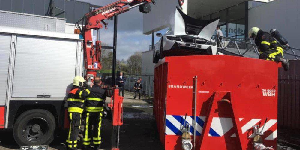 Πυροσβέστες βυθίζουν φλεγόμενη BMW i8 σε δεξαμενή νερού
