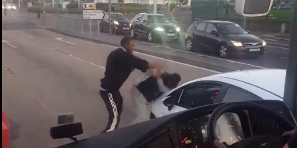 Σοκαριστικό βίντεο: Τον χτύπαγε άγρια με ρόπαλο στη μέση του δρόμου!