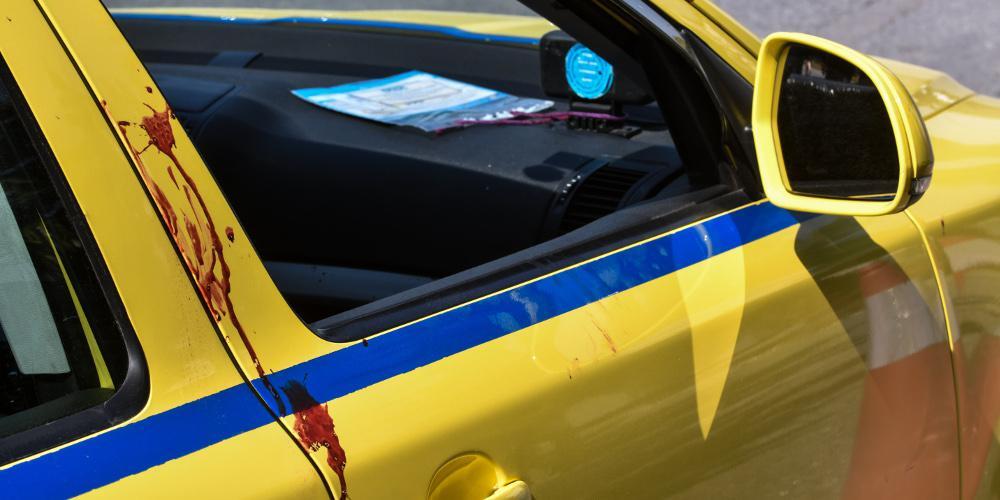 Πειθαρχική δίωξη στον ταξιτζή που πέταξε έξω την πυροβολημένη στο Ελληνικό