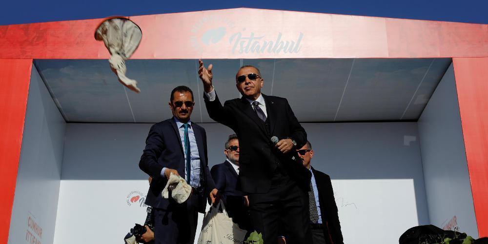 SZ: Γιατί ο Ερντογάν «ανοίγει» ξανά το ζήτημα της ονομασίας της Κωνσταντινούπολης;