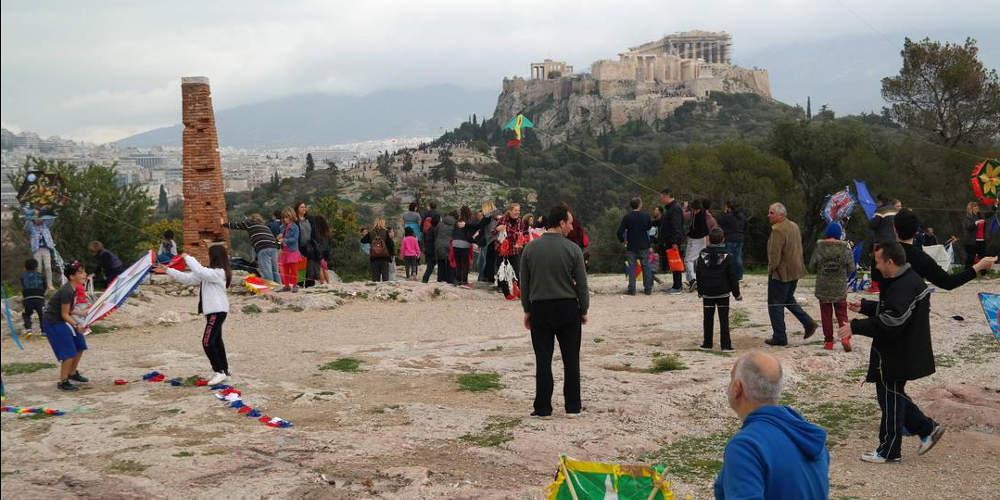 Στον λόφο του Φιλοπάππου γιορτάζουν τα Κούλουμα οι Αθηναίοι