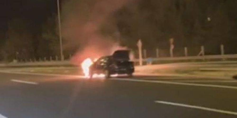 Διακόπηκε η κυκλοφορία στην Αθηνών-Λαμίας - Πήρε φωτιά αυτοκίνητο [βίντεο]
