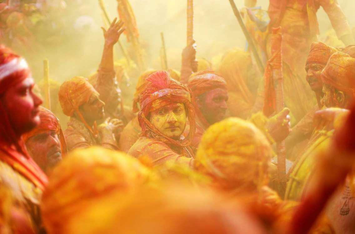 Γέμισε χρώματα η Ινδία: Απίστευτες εικόνες από την υποδοχή της άνοιξης