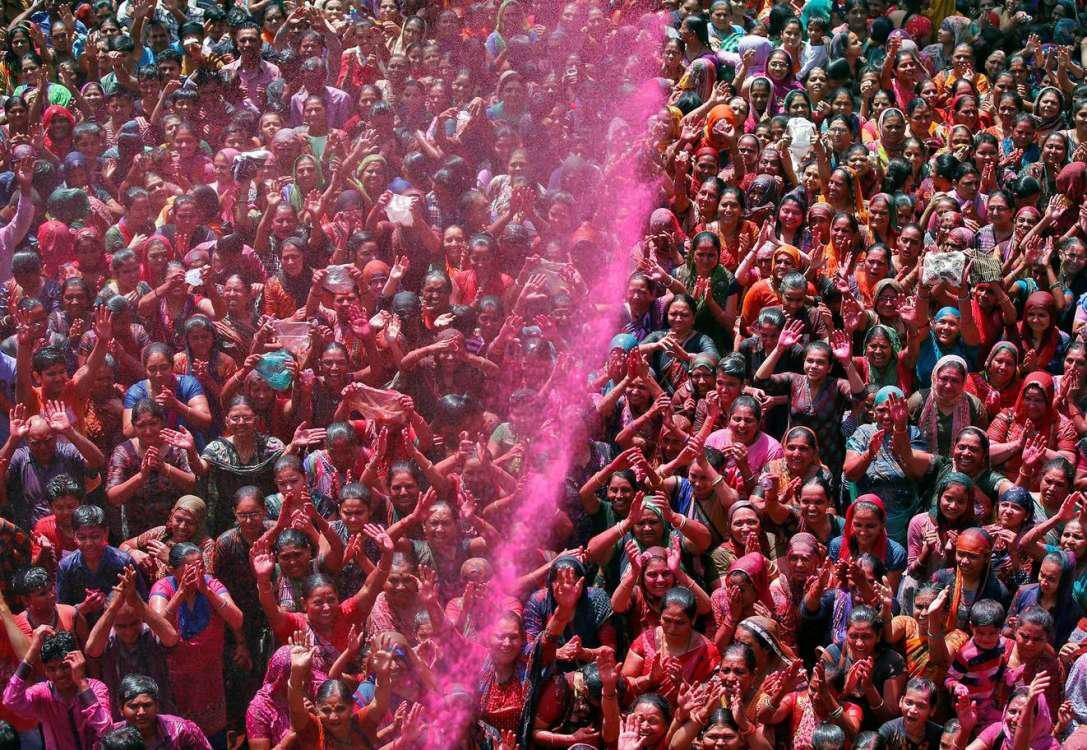 Γέμισε χρώματα η Ινδία: Απίστευτες εικόνες από την υποδοχή της άνοιξης