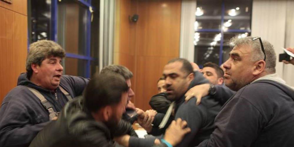Χαμός στο δημοτικό συμβούλιο Αχαρνών - Εξαγριωμένοι γονείς έριξαν ακόμη και μπάζα [εικόνες & βίντεο]