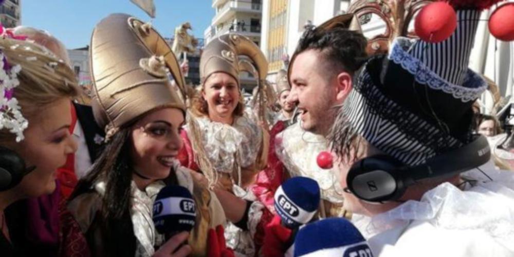 Πρόταση γάμου σε live μετάδοση: Της ζήτησε να τον παντρευτεί στην παρέλαση του Πατρινού Καρναβαλιού [βίντεο]