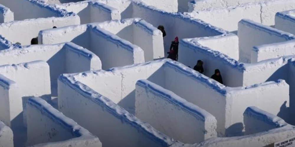 Εντυπωσιακό: Ζευγάρι από τον Καναδά έφτιαξε τον μεγαλύτερο λαβύρινθο από χιόνι στον κόσμο [βίντεο]