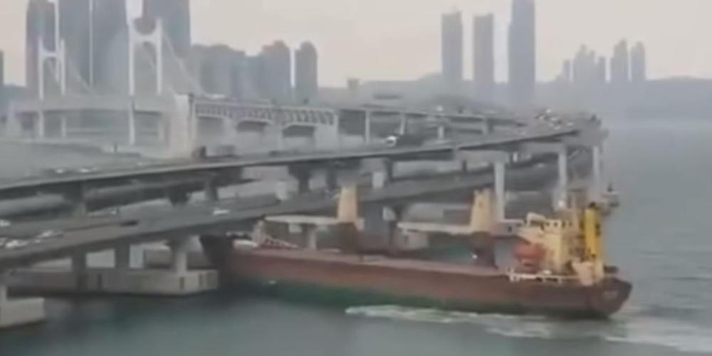 Απίστευτο: Καπετάνιος έριξε το πλοίο πάνω σε γέφυρα [βίντεο]