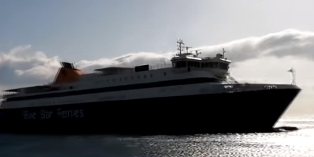 Η φοβερή μανούβρα καπετάνιου για να δέσει στο λιμάνι της Τήνου [βίντεο]