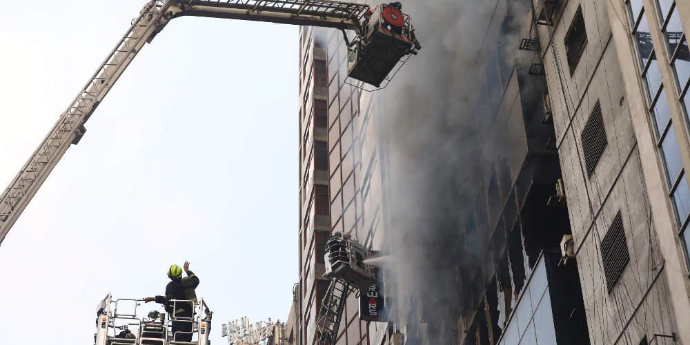 Στους 25 ανήλθε ο αριθμός των νεκρών από την πυρκαγιά σε ουρανοξύστη στο Μπαγκλαντές