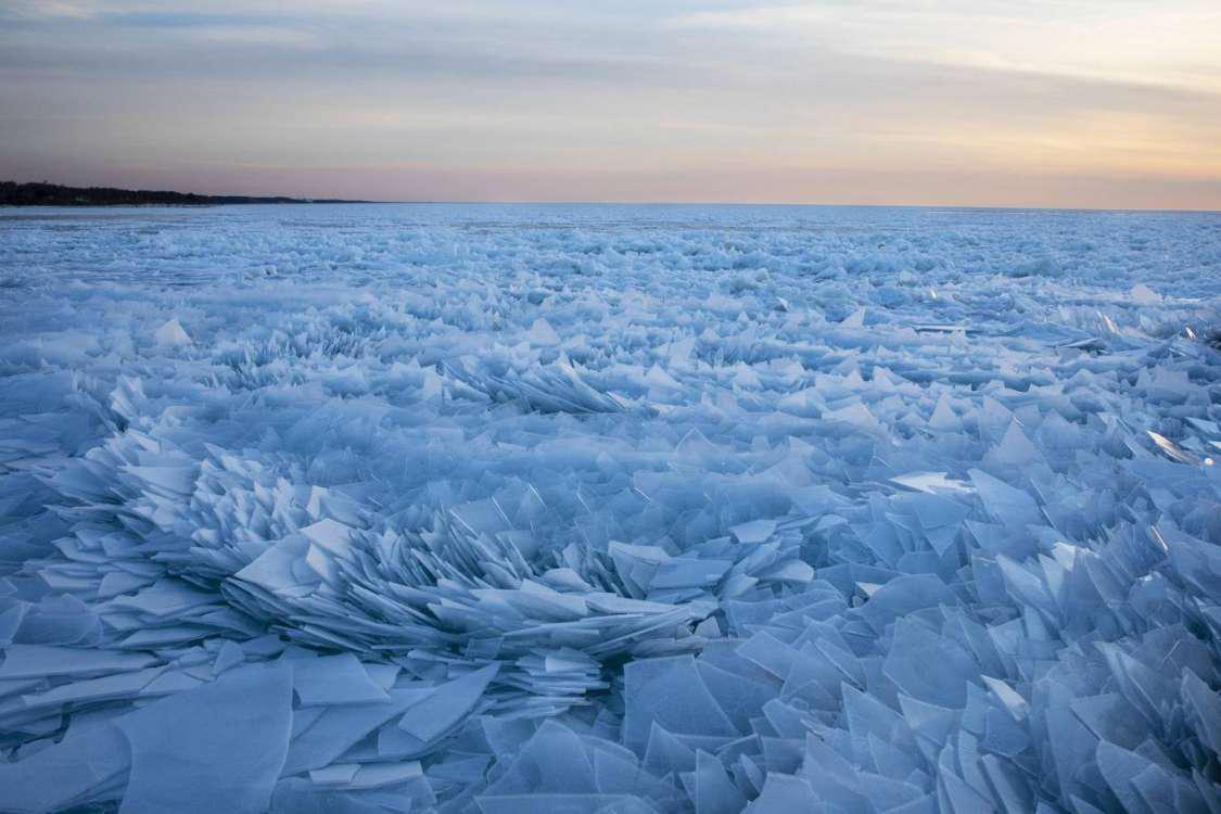 Μοναδικό φαινόμενο: Σχηματίστηκαν θραύσματα πάγου σε λίμνη [εικόνες]