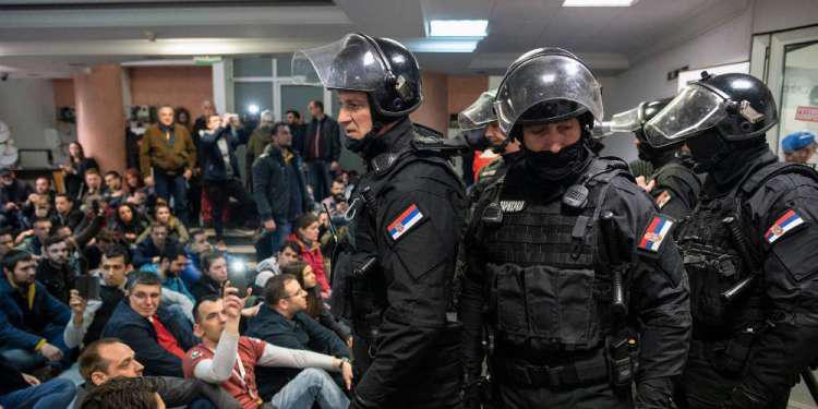 Χαμός στη Σερβία: Διαδηλωτές «μπούκαραν» στο κτίριο της κρατικής τηλεόρασης [βίντεο]