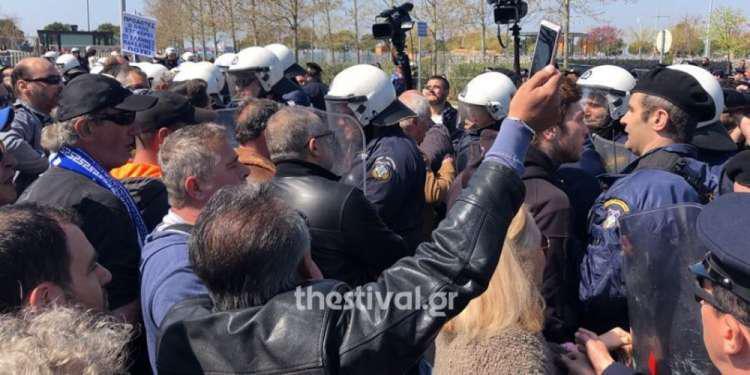 Ένταση μετά την παρέλαση στη Θεσσαλονίκη- Πολίτες προσπάθησαν να πλησιάσουν τους επισήμους [βίντεο]