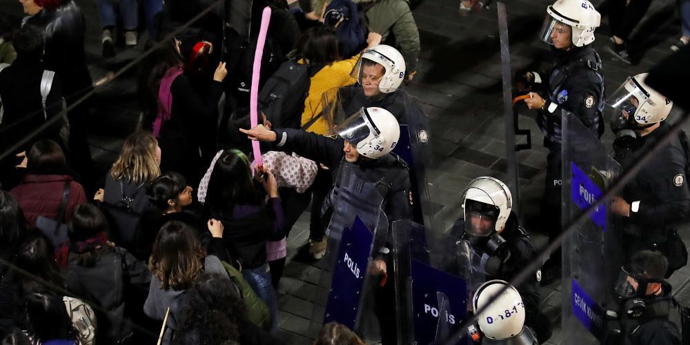Η αστυνομία έκανε χρήση δακρυγόνων εναντίον διαδήλωσης γυναικών