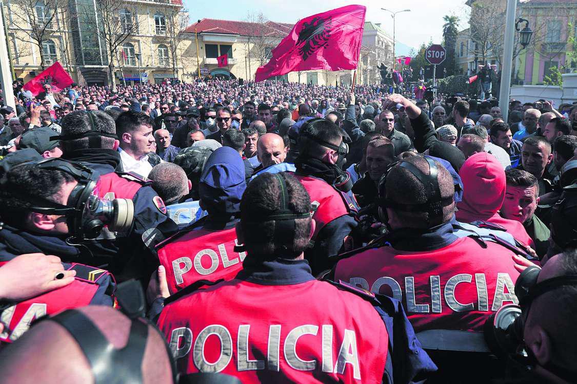 Καζάνι που βράζουν τα Βαλκάνια: Φουσκώνει το κίνημα κατά του Βούτσις στην Σερβία