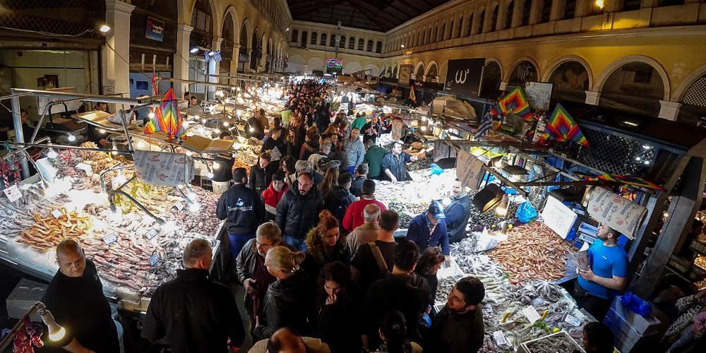 Καθαρά Δευτέρα: Κοσμοσυρροή στη Βαρβάκειο για την αγορά των σαρακοστιανών εδεσμάτων [εικόνες]