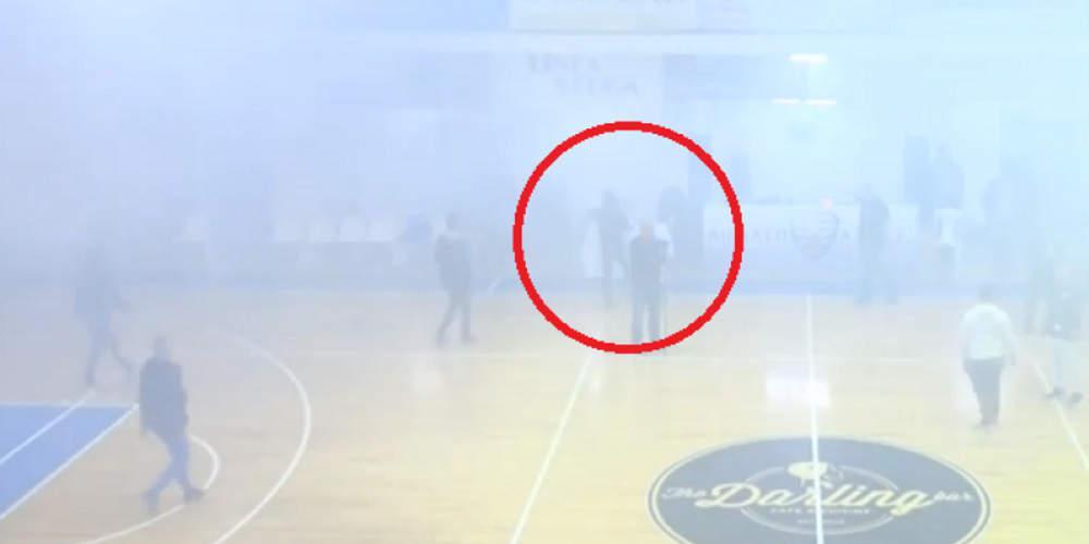 Απίστευτο: Οπαδός έκλεψε το κύπελλο σε αγώνα μπάσκετ στο Αιγάλεω! [βίντεο]
