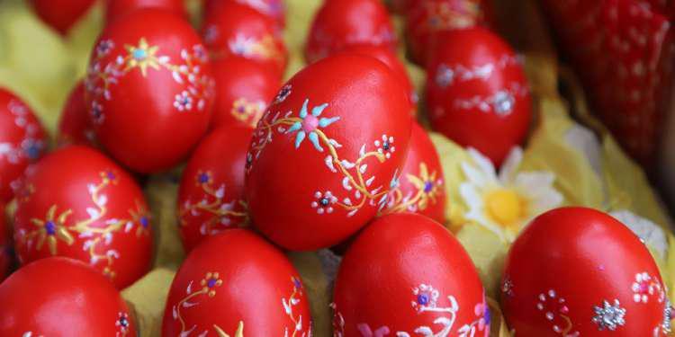 Πασχαλινά αυγά: Γιατί τα βάφουμε κόκκινα το Πάσχα και γιατί τα τσουγκρίζουμε