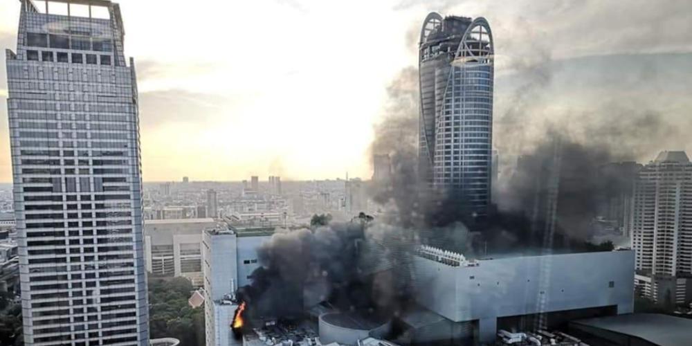 «Πύρινη κόλαση» στην Μπανγκόκ – Φωτιά σε ουρανοξύστη με έναν νεκρό