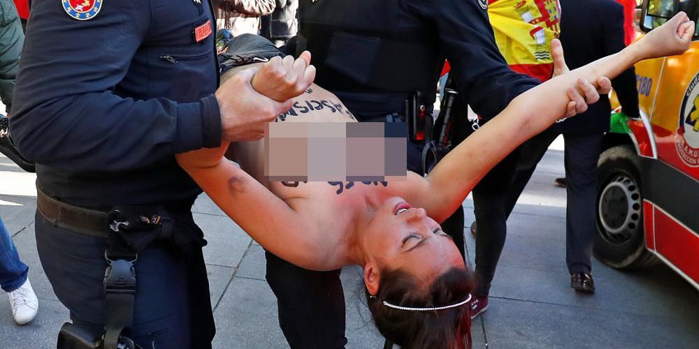Γυμνόστηθες ακτιβίστριες διέκοψαν την προεκλογική συγκέντρωση ακροδεξιού κόμματος στην Ισπανία