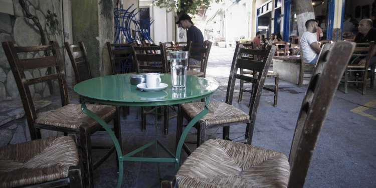 Χαμός σε καφενείο στον Βόλο: 15 άτομα έβλεπαν το ΑΕΚ-Ολυμπιακός και μπήκε η αστυνομία