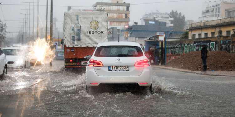 Οδήγηση στην βροχή: Τι πρέπει να προσέχετε - Οι «χρυσοί κανόνες»