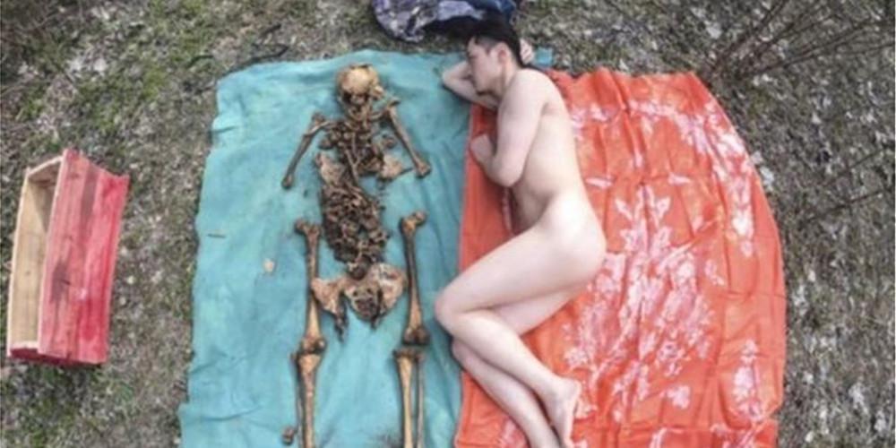 Κινέζος κάνει installation τον σκελετό του πατέρα του και το αποκαλεί τέχνη