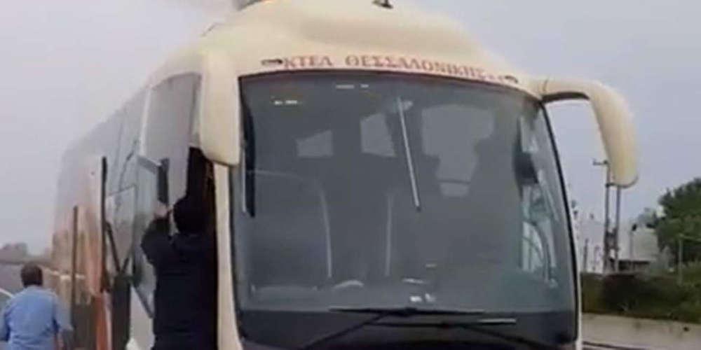 Τρόμος για επιβάτες λεωφορείου του ΚΤΕΛ Θεσσαλονίκης - Έπιασε φωτιά εν κινήσει [βίντεο]