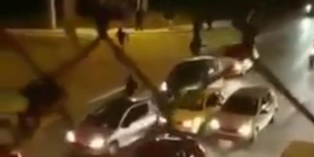 Η στιγμή της επίθεσης οπαδών της ΑΕΚ σε αυτοκίνητα οπαδών του Ολυμπιακού [βίντεο]