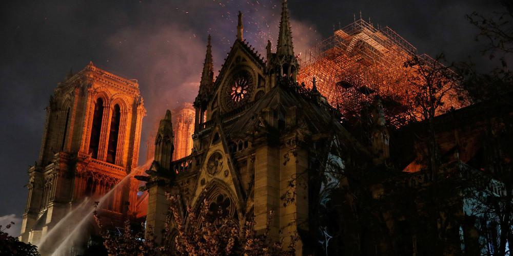 Εργάτες στη Notre Dame παραβίασαν την απαγόρευση καπνίσματος