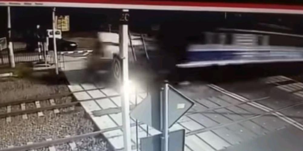 Βίντεο-σοκ: Τρένο συνθλίβει ασθενοφόρο - Δύο νεκροί
