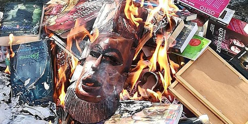 Απίστευτο: Ιερείς έκαψαν βιβλία του «Χάρι Πότερ» για να καταπολεμήσουν «τη μαγεία»