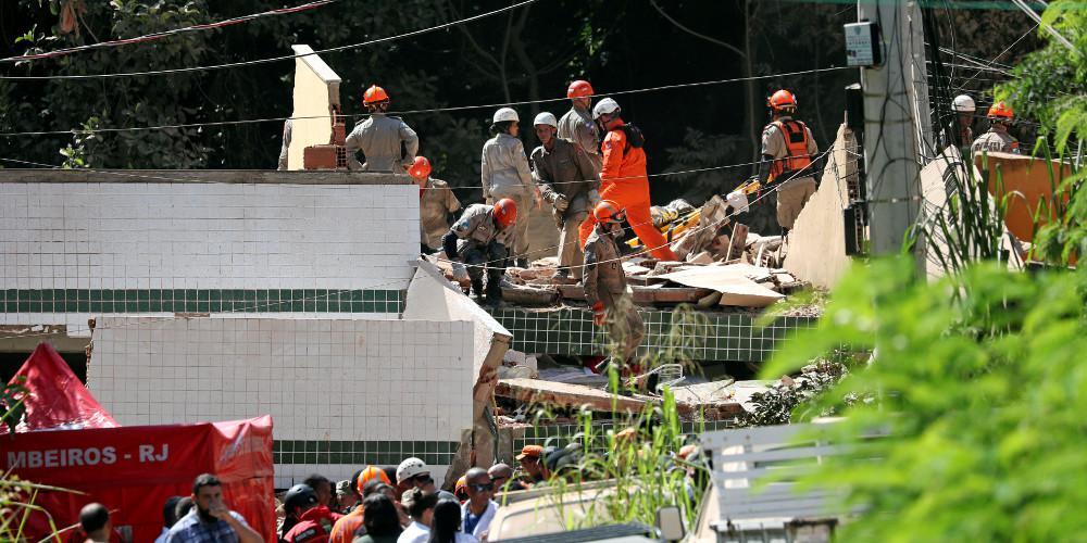 Δύο νεκροί από την κατάρρευση δύο τετραώροφων κτιρίων σε φαβέλα στην Βραζιλία