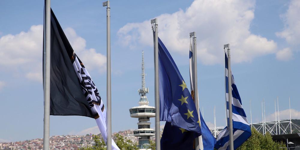 Άγνωστοι κατέβασαν και έσκισαν τις σημαίες του ΠΑΟΚ έξω από το δημαρχείο Θεσσαλονίκης