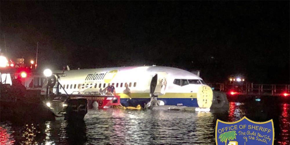 Προσγείωση-θρίλερ: Boeing με 136 επιβάτες κατέληξε σε ποτάμι στη Φλόριντα