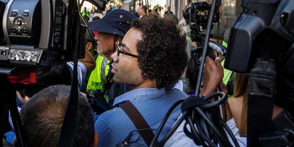 Δημοσιογράφος των ΝΥΤ εγκατέλειψε την Κολομβία μετά από άρθρο του για τον στρατό