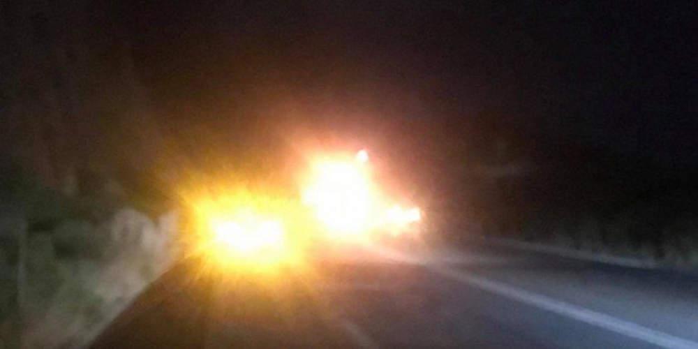Φορτηγό τυλίχθηκε στις φλόγες εν κινήσει στην εθνική οδό Χανίων-Ηρακλείου [βίντεο]